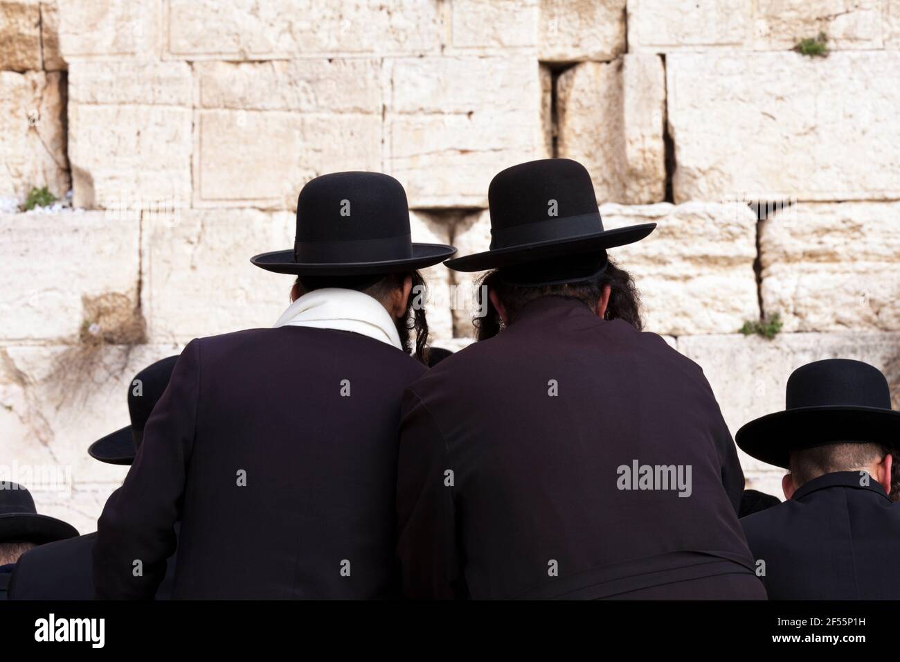 Ebrei ortodossi che pregano al Muro Occidentale Foto Stock