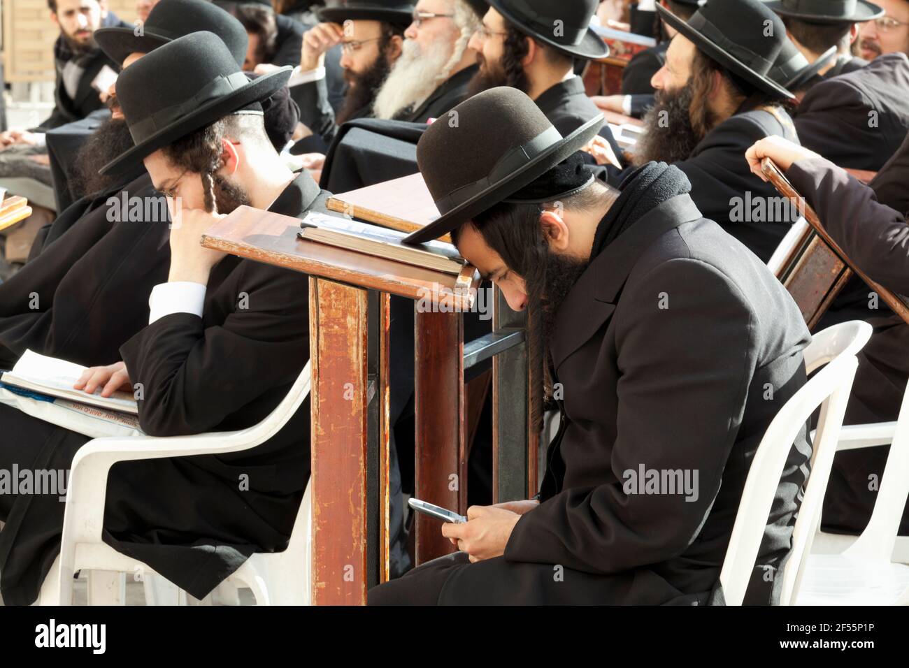 Ebrei ortodossi che pregano al Muro Occidentale Foto Stock