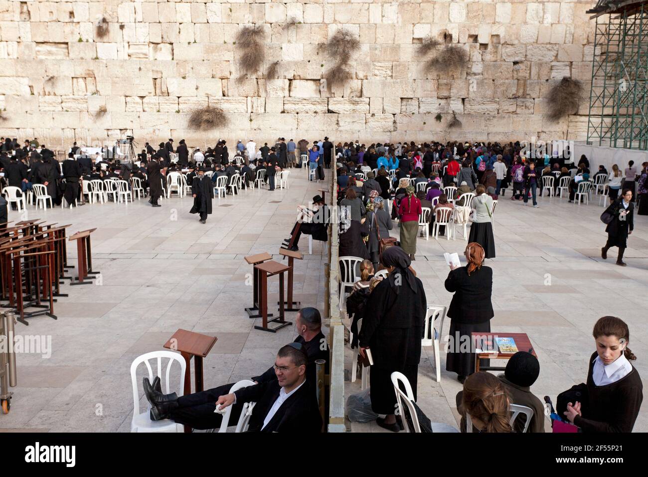 Israele,Gerusalemme, il Muro del Pianto, che mostra la parete che separa gli uomini dalle donne in preghiera Foto Stock