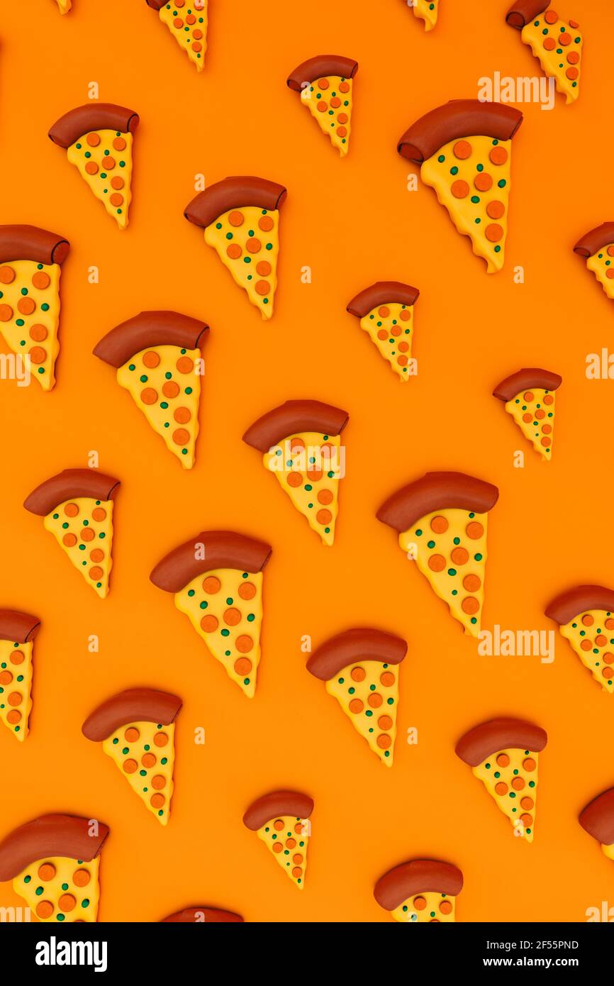 Rappresentazione tridimensionale delle fette di pizza su sfondo arancione Foto Stock