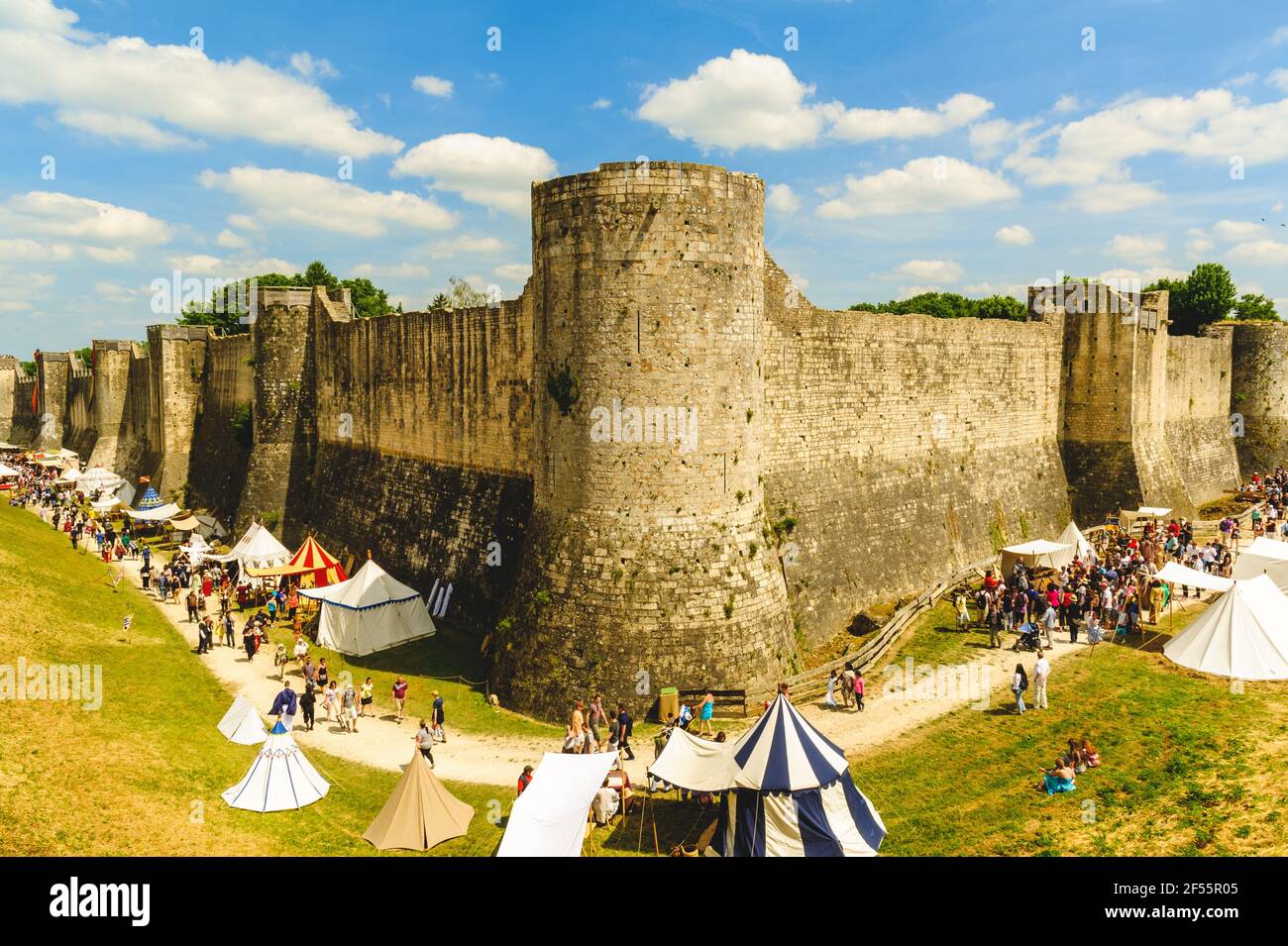 13 giugno 2015: Provins Medieval Festival ha avuto luogo nella città di provins a metà giugno dal 1984, è il più grande in francia. Provins è un UNESCO Foto Stock