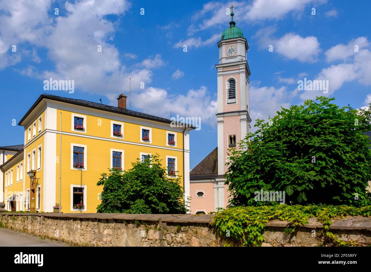 Germania, Baviera, Berchtesgaden, architettura cittadina con la chiesa di Sant'Andrea e il municipio Foto Stock