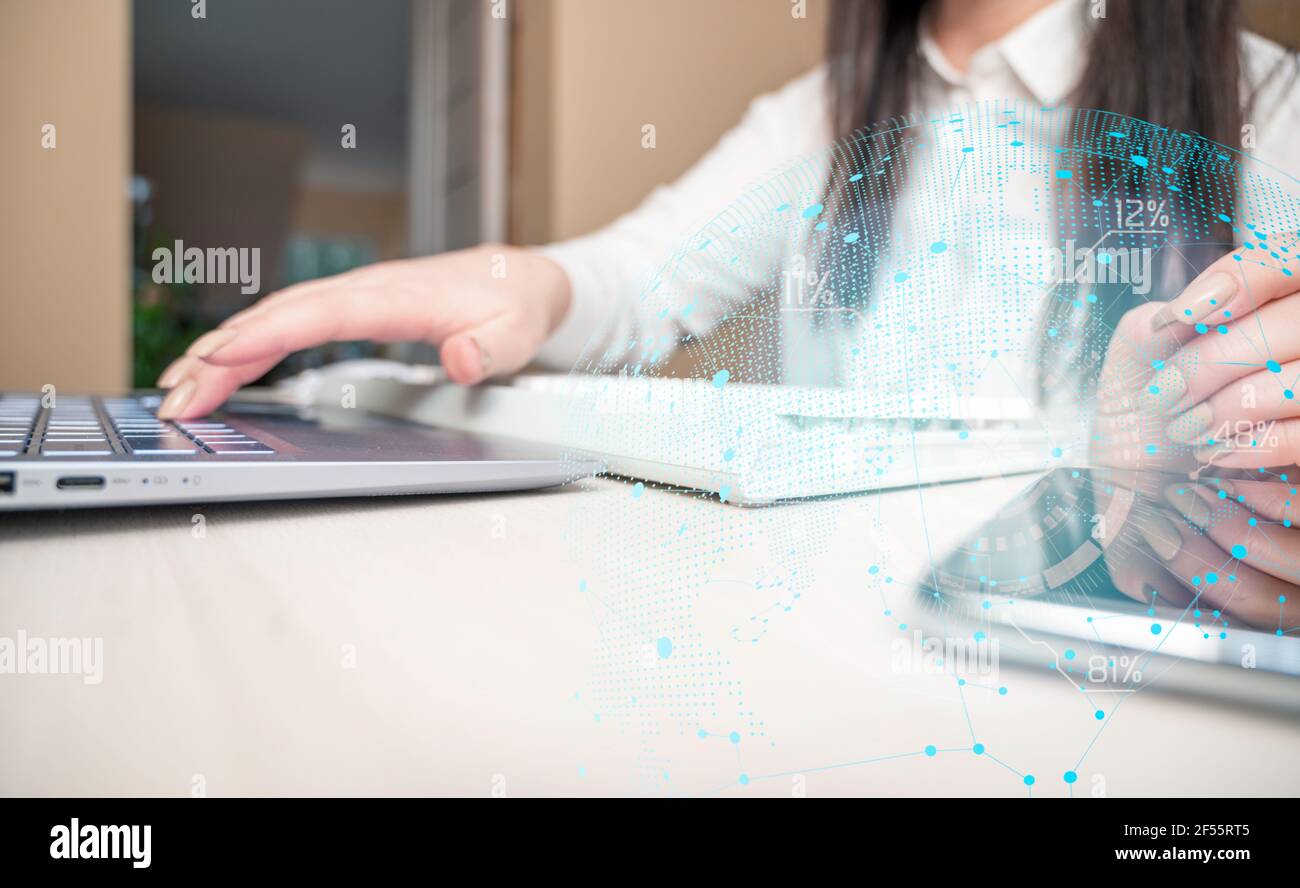 Primo piano donna che scrive su tastiera bianca. Programmazione, cyber sicurezza , dati, concetto di tecnologia avanzata del futuro. Foto Stock