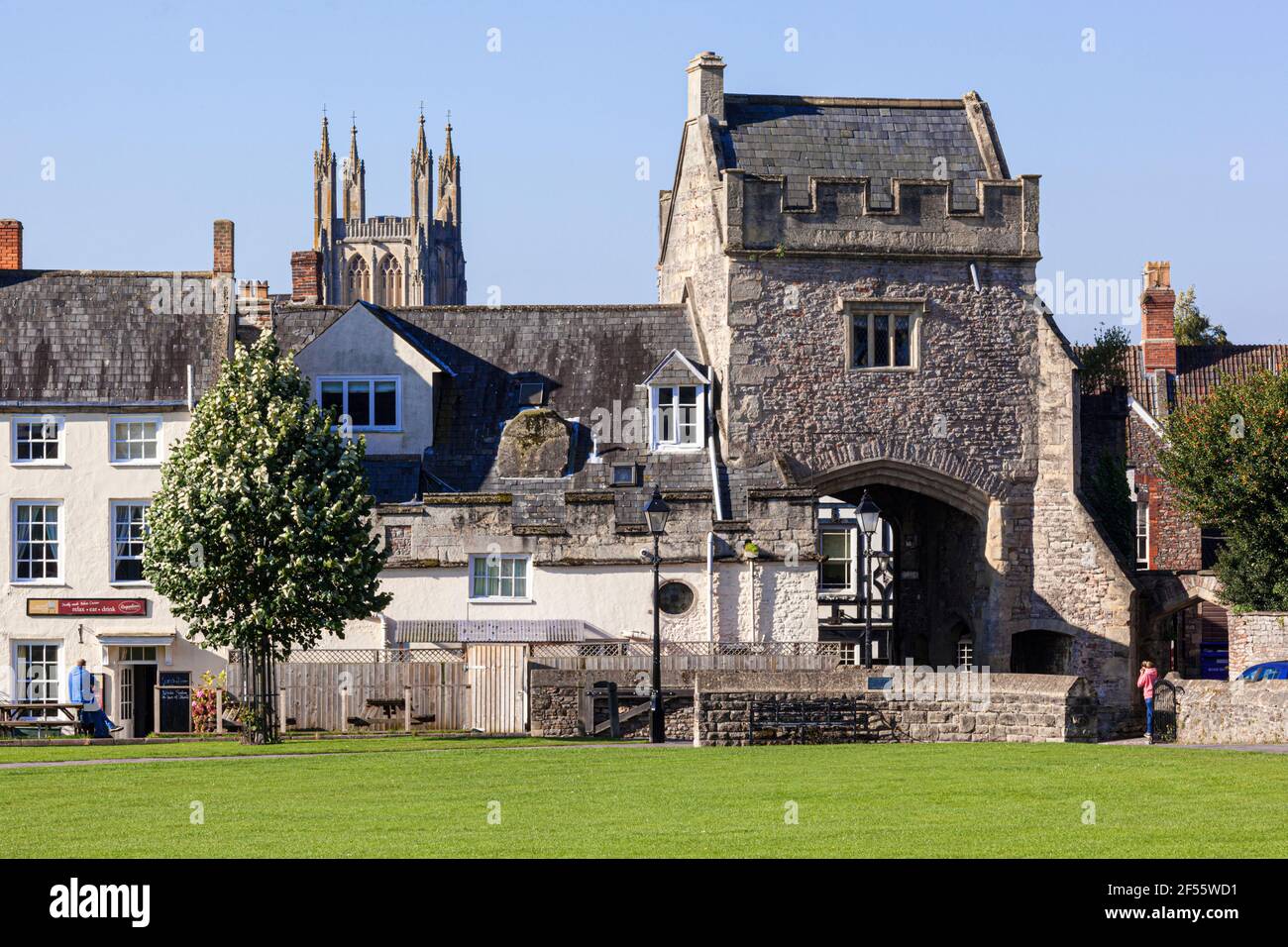 L'antica gatehouse alla fine del verde della cattedrale nella città di Wells, Somerset UK Foto Stock