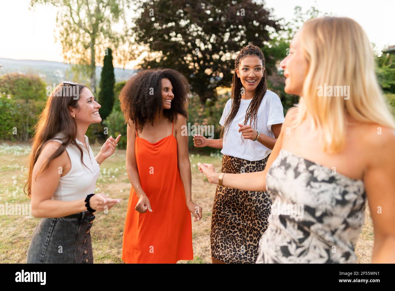 Felici le amiche che si godono il fine settimana al parco Foto Stock