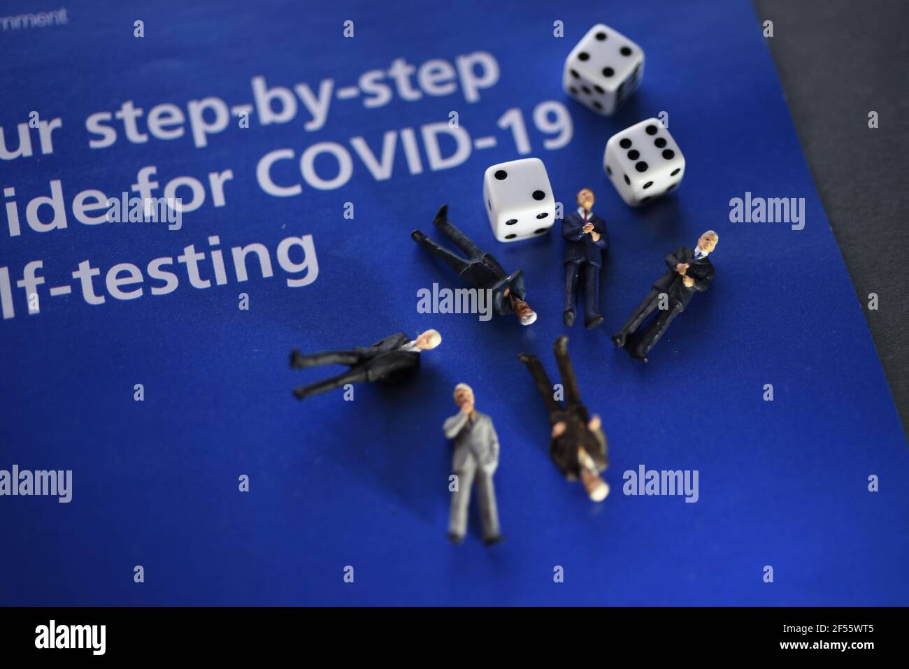 Un'immagine informativa del kit COVID-19 Self Test (Rapid Antigen Test). Messa a fuoco selettiva. Foto Stock
