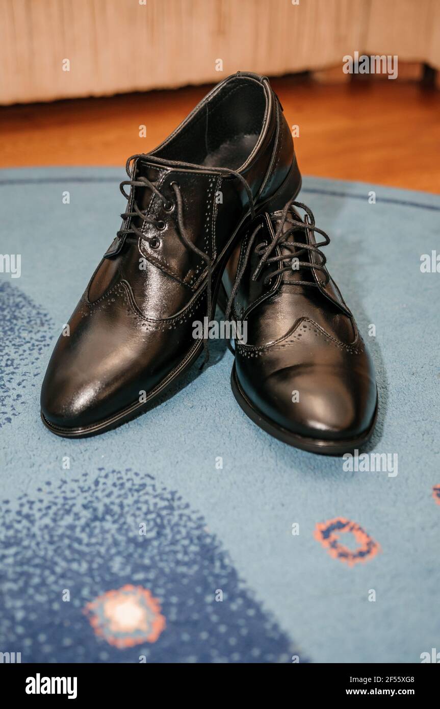 Le scarpe classiche nere in pelle da uomo si trovano sul pavimento Foto  stock - Alamy