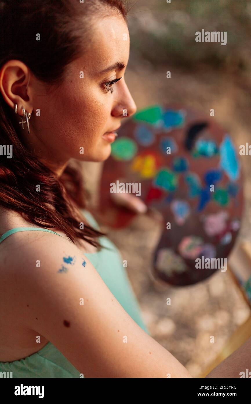 Giovane artista donna che tiene la tavolozza Foto Stock