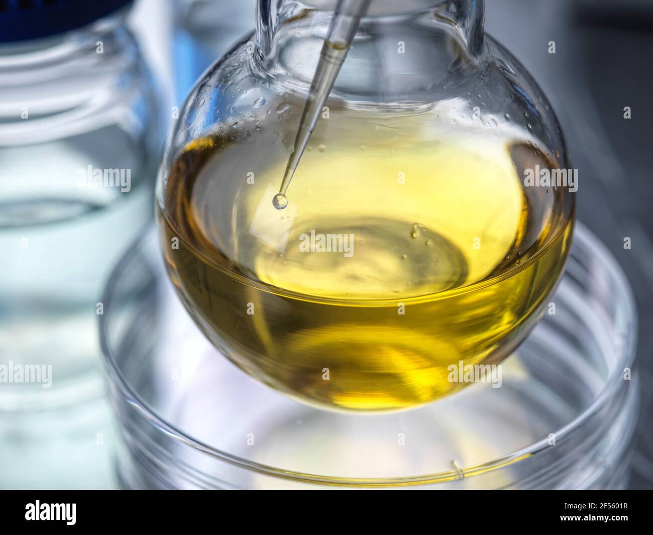 Formula chimica gialla in pallone di vetro in laboratorio Foto Stock