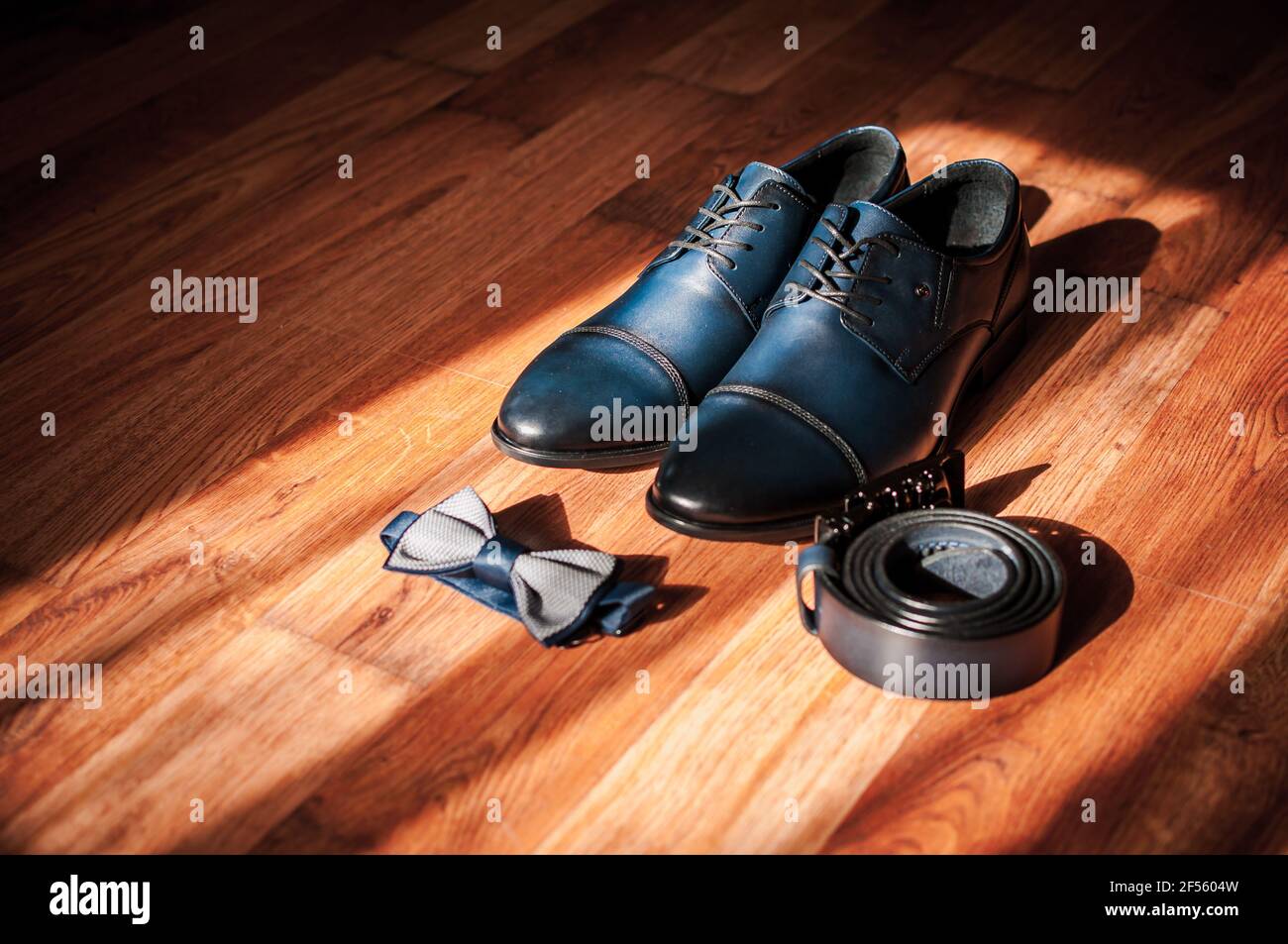 Le scarpe da uomo in pelle blu, la cravatta e la cintura si trovano sul  pavimento. Accessori per lo sposo Foto stock - Alamy