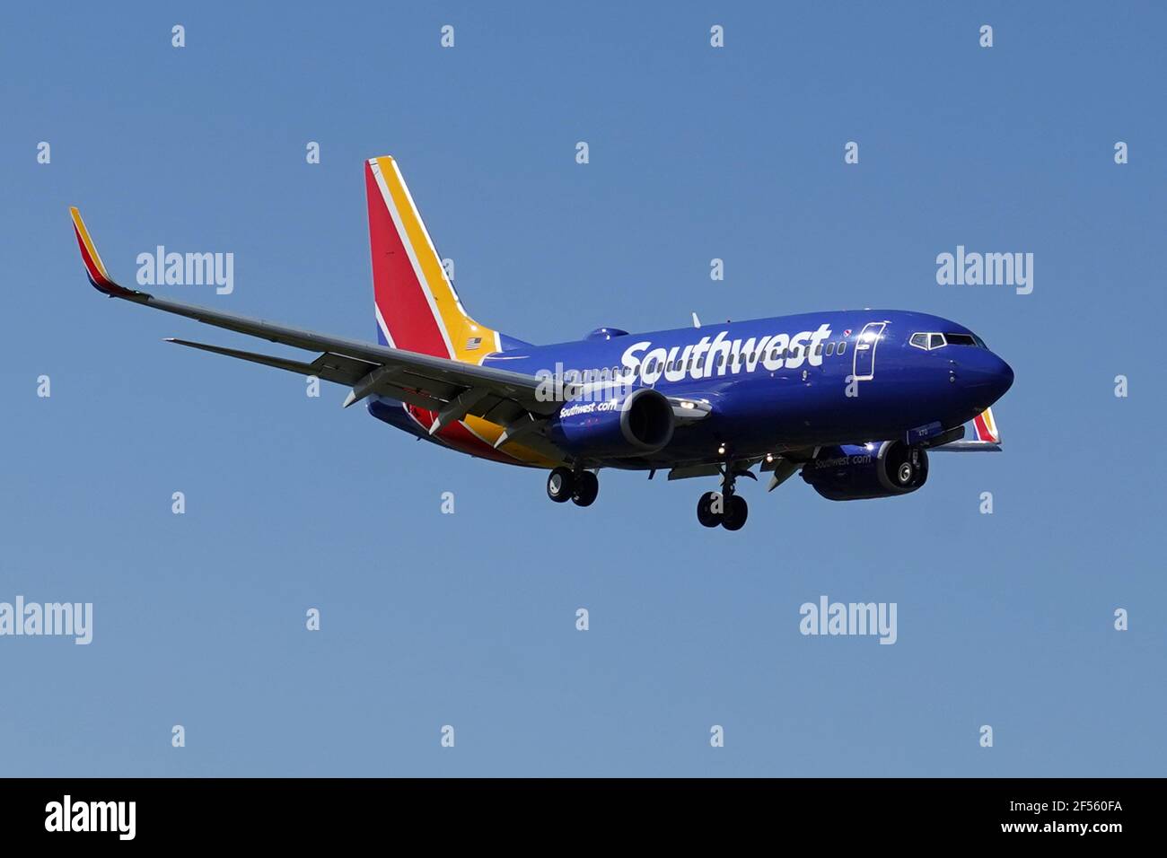 Un aeromobile a doppio getto Southwest Airlines Boeing 737-700 registrato N47OWN atterra all'aeroporto di Hollywood Burbank, martedì 24 marzo 2021, a Burbank, Foto Stock