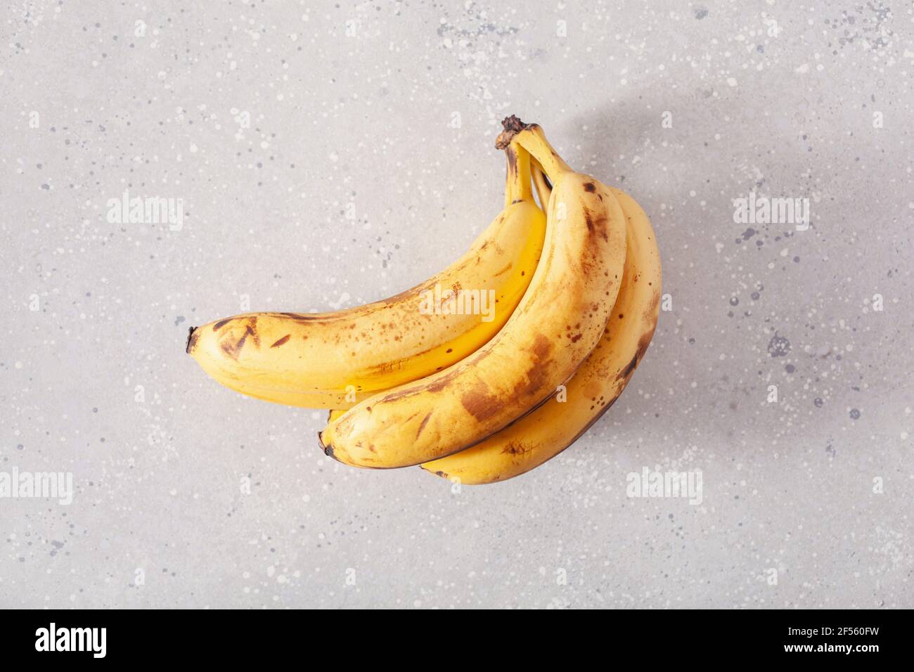 banane biologiche mature su fondo di cemento. concetto di cibo brutto zero rifiuti Foto Stock