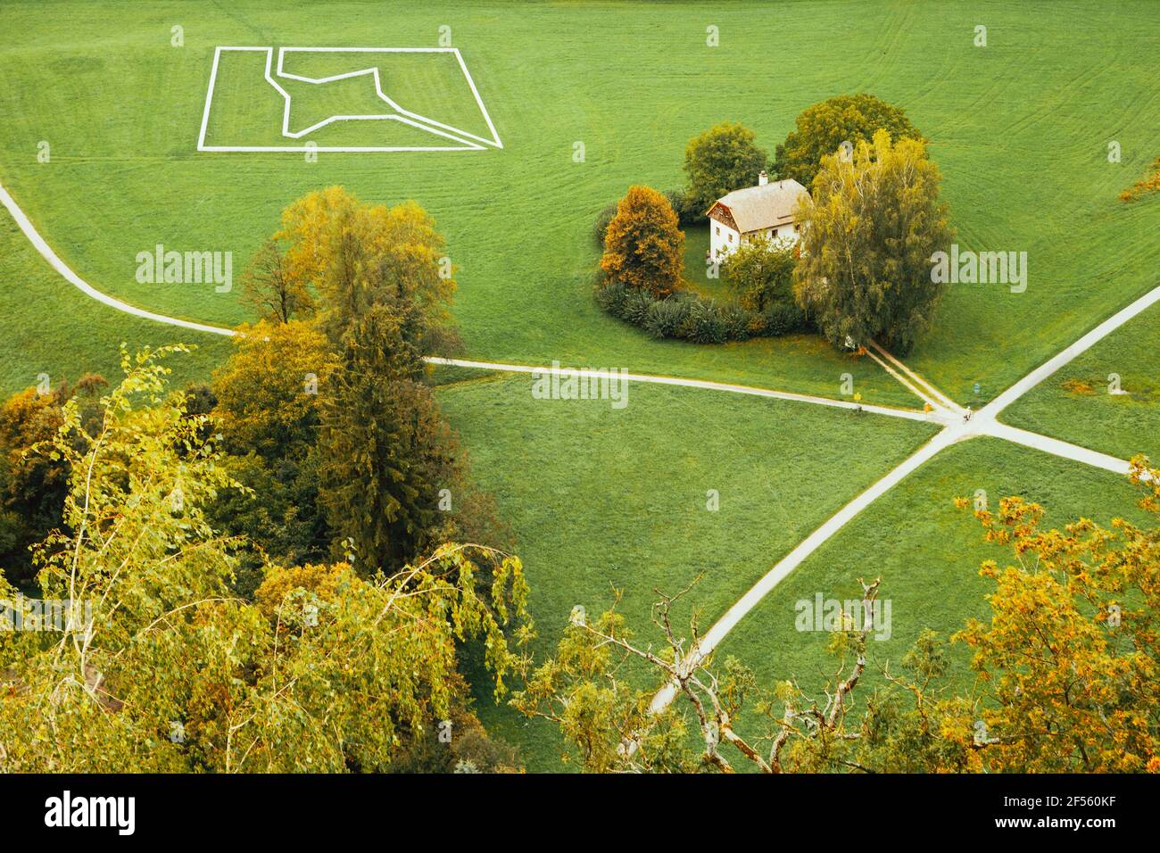 Vista aerea della baita rurale circondata da alberi e verde prato Foto Stock