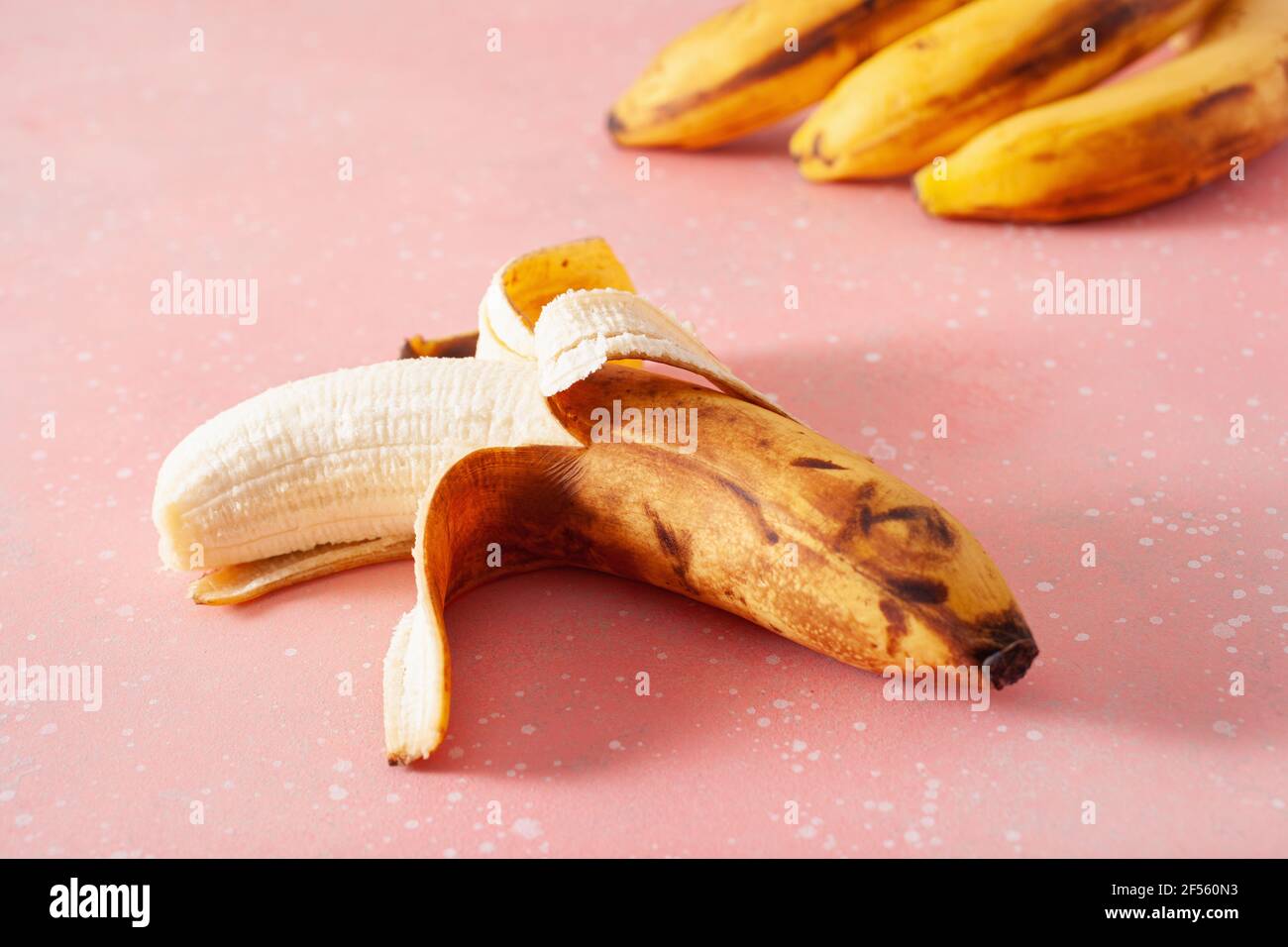 banane biologiche mature su fondo di cemento. concetto di cibo brutto zero rifiuti Foto Stock