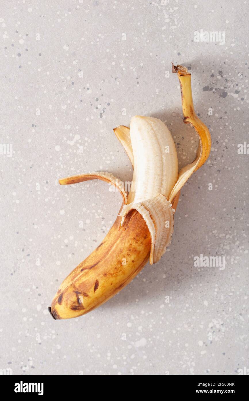 banane biologiche mature su fondo di cemento. concetto di cibo brutto zero rifiuti Foto Stock