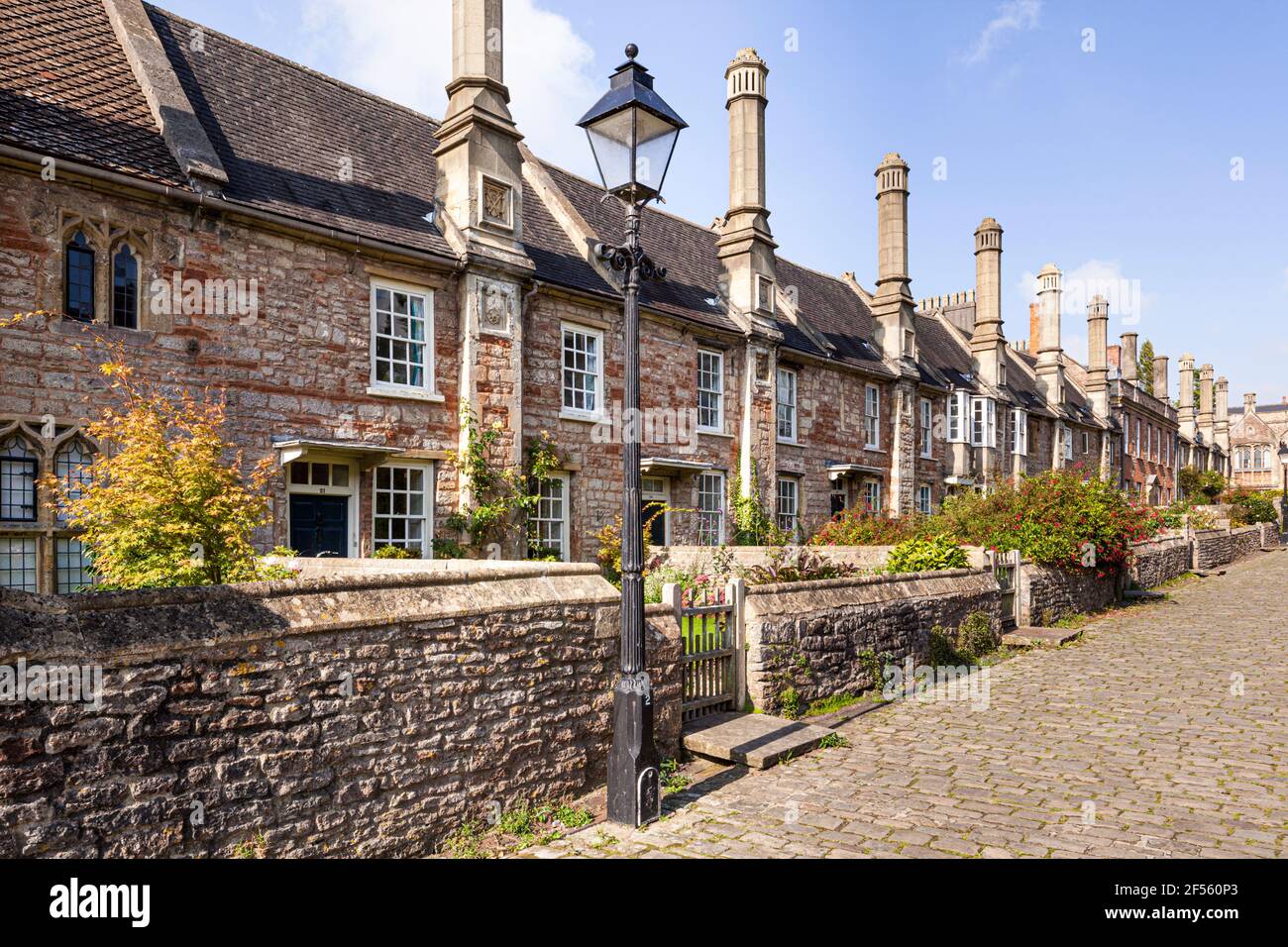 Edifici elencati di grado 1 in Vicars Vicino nella città cattedrale di Wells, Somerset UK - Una strada pianificata della metà del quattordicesimo secolo. Foto Stock