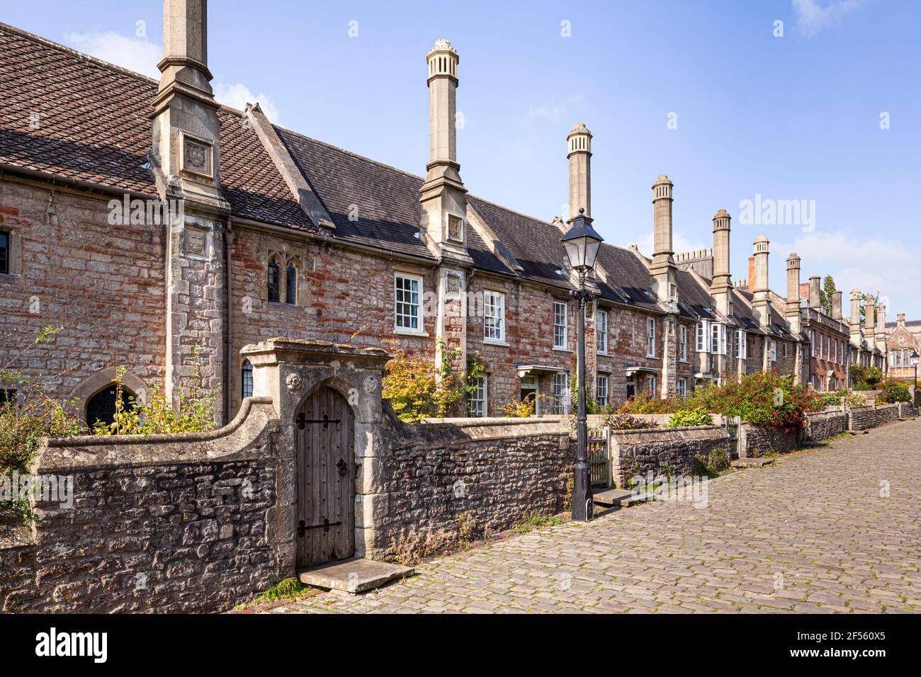 Edifici elencati di grado 1 in Vicars Vicino nella città cattedrale di Wells, Somerset UK - Una strada pianificata della metà del quattordicesimo secolo. Foto Stock