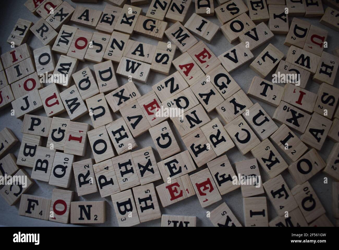 Vista dall'alto di blocchi di legno con lettere su di essi, lettere scrabbianti Foto Stock