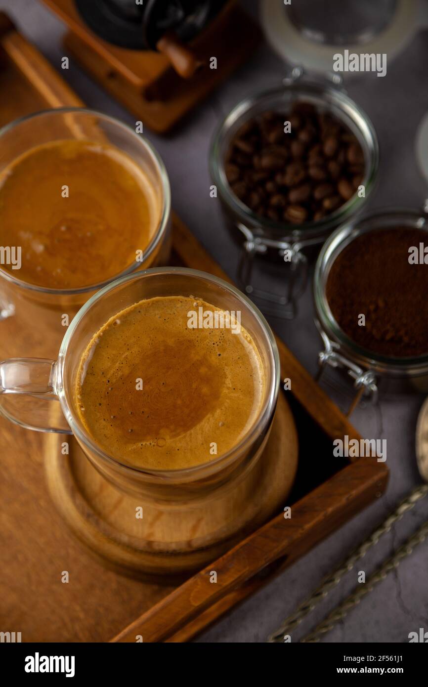 Dalgona Coffee - la bevanda coreana di caffè su sfondo di legno. Caffè istantaneo o espresso in polvere con zucchero e acqua calda. Algone montato ghiacciato Foto Stock