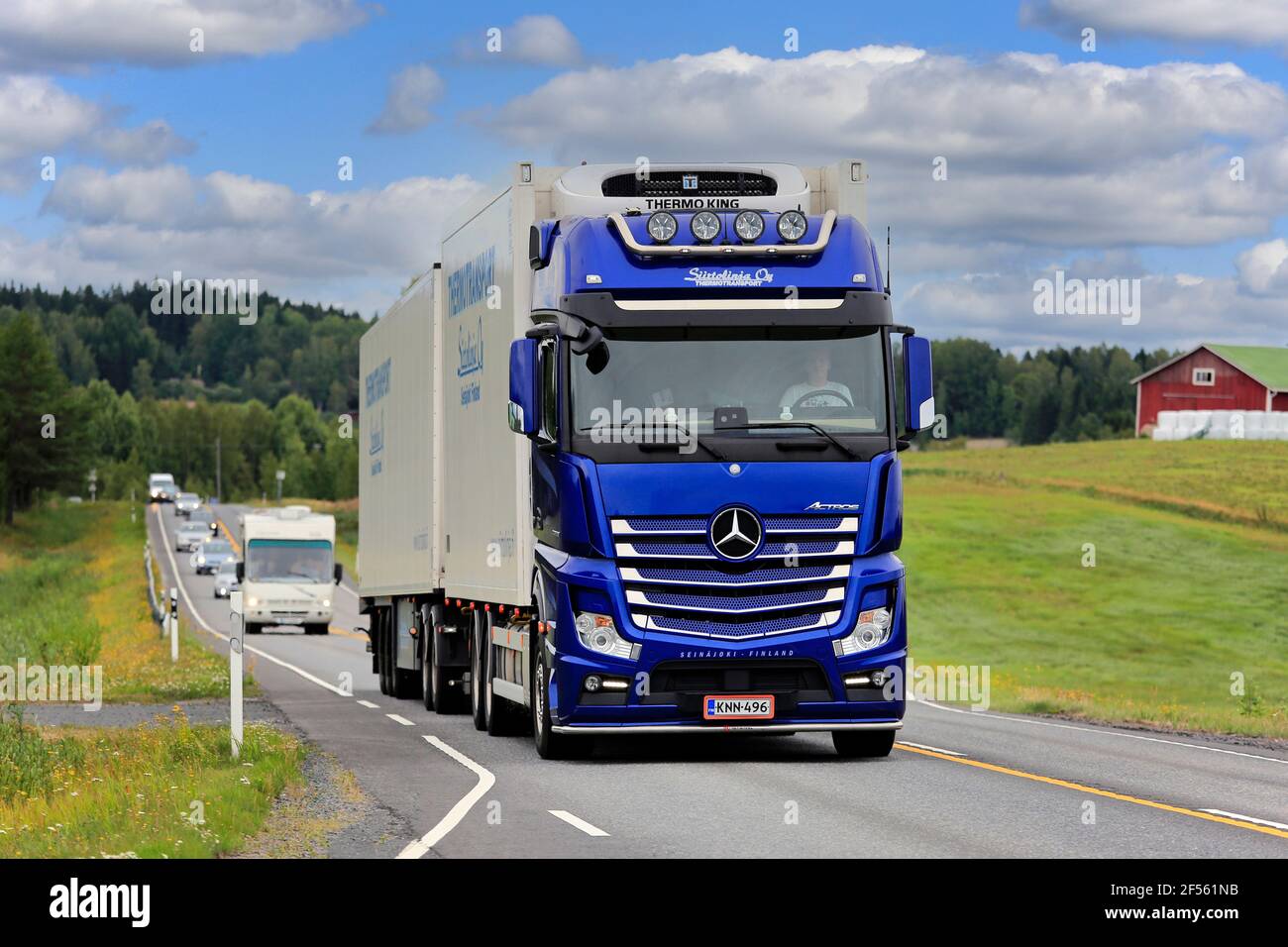 Blue Mercedes-Benz Actros camion di Siirtolinja Oy tira rimorchio refrigerato nel traffico autostradale a fine estate. Ikaalinen, Finlandia. 12 agosto 2018. Foto Stock