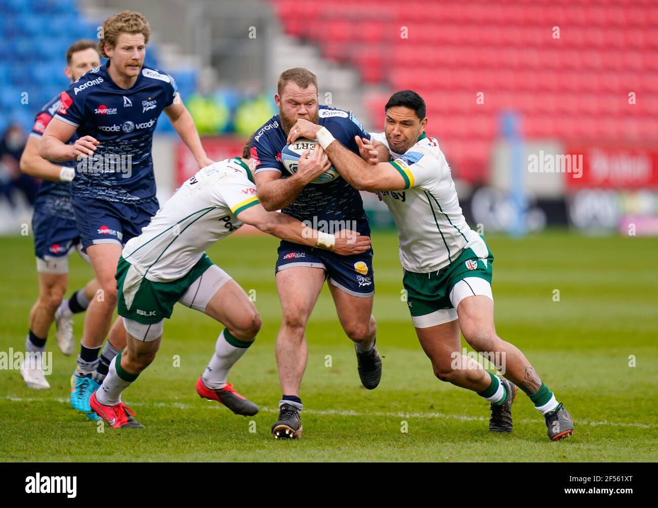 Vendita Sharks Hooker Akker Van Der Merwe è detenuto da London Irish Centre Theo Brophy-Clews e Centre Curtis Rona durante Un Gallagher Premiership Round 14 Foto Stock