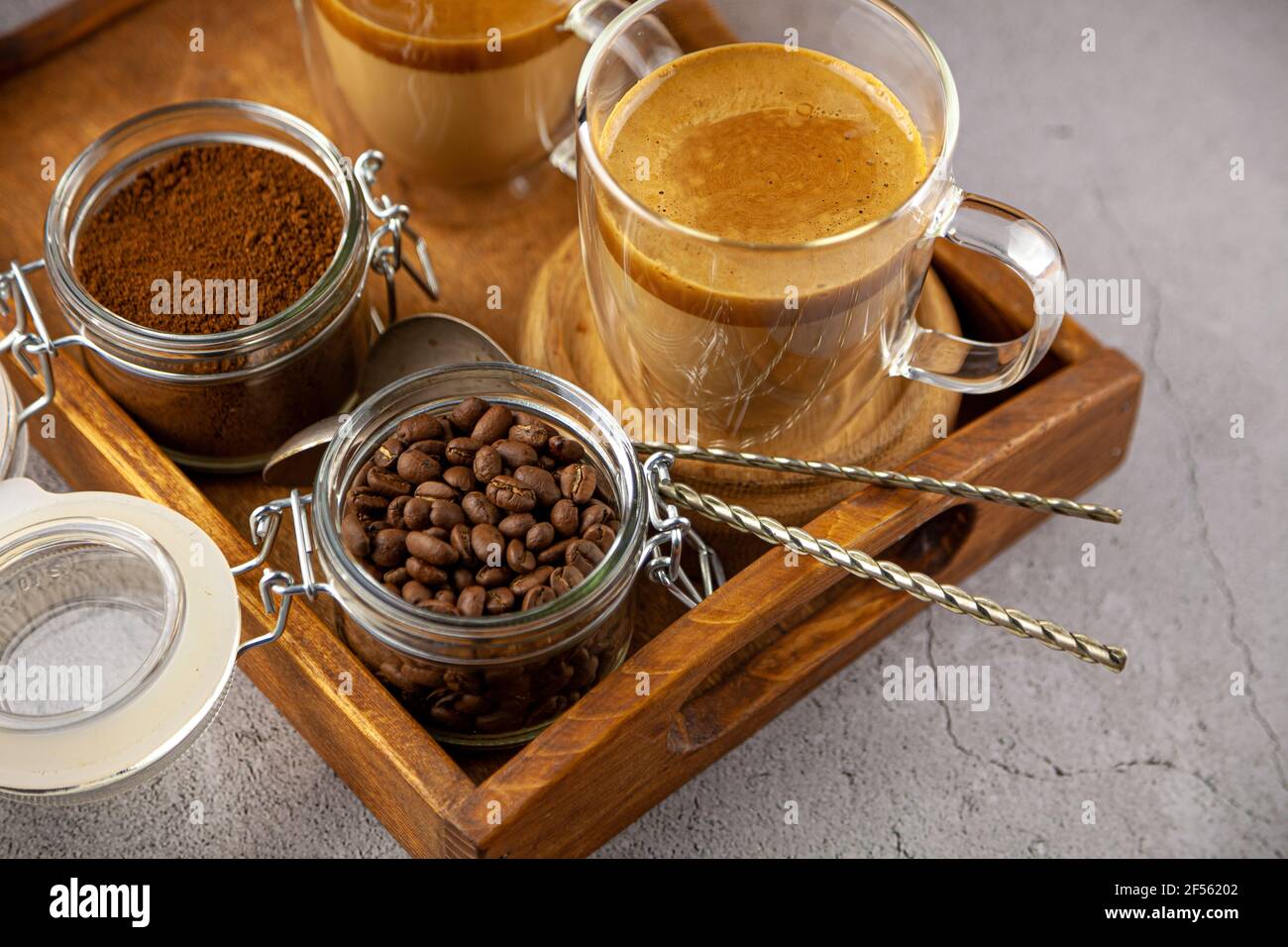 Dalgona Coffee - la bevanda coreana di caffè su sfondo di legno. Caffè istantaneo o espresso in polvere con zucchero e acqua calda. Algone montato ghiacciato Foto Stock