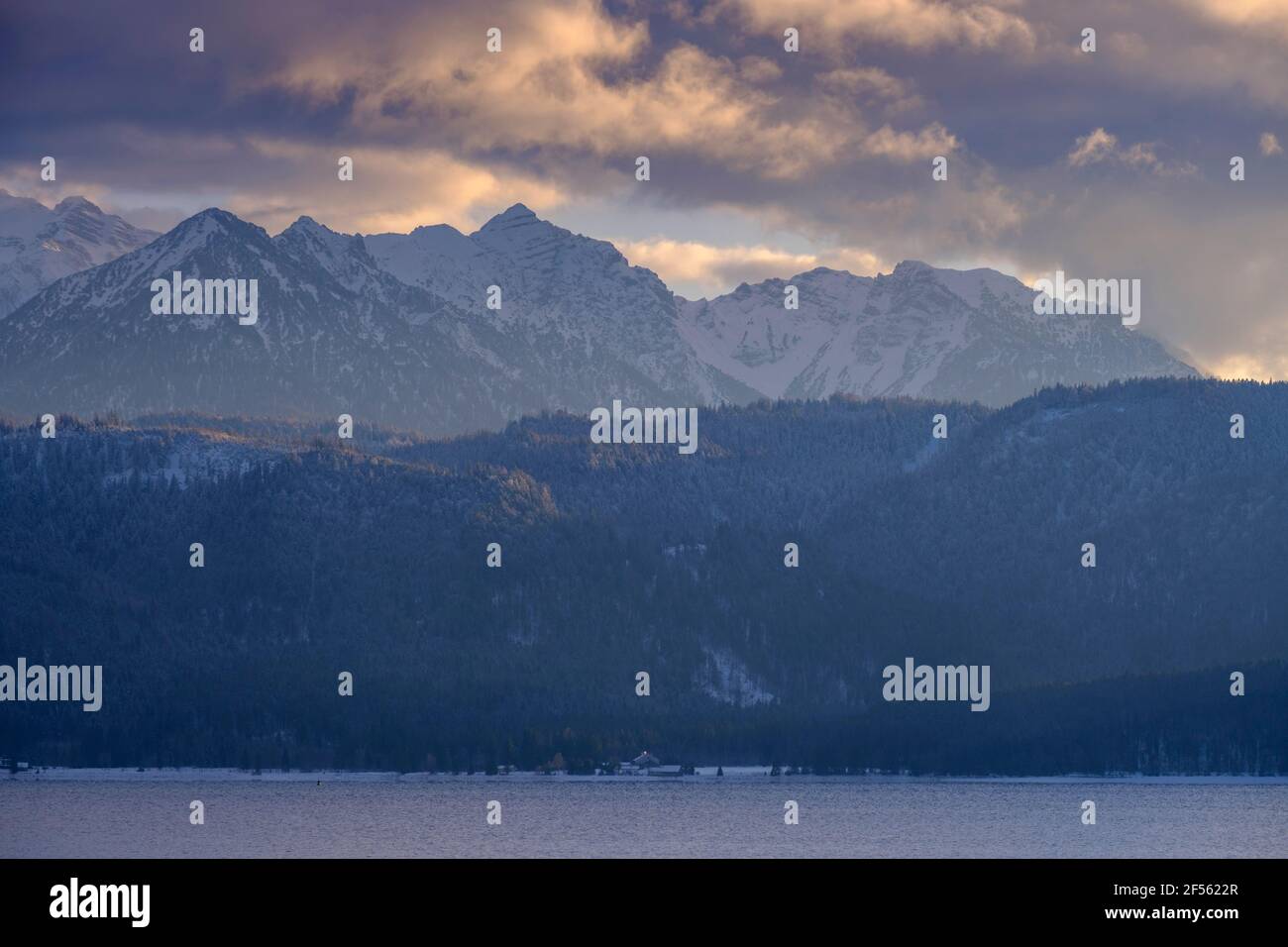 Germania, Baviera, paesaggio montano maestoso con lago Walchensee in inverno Foto Stock