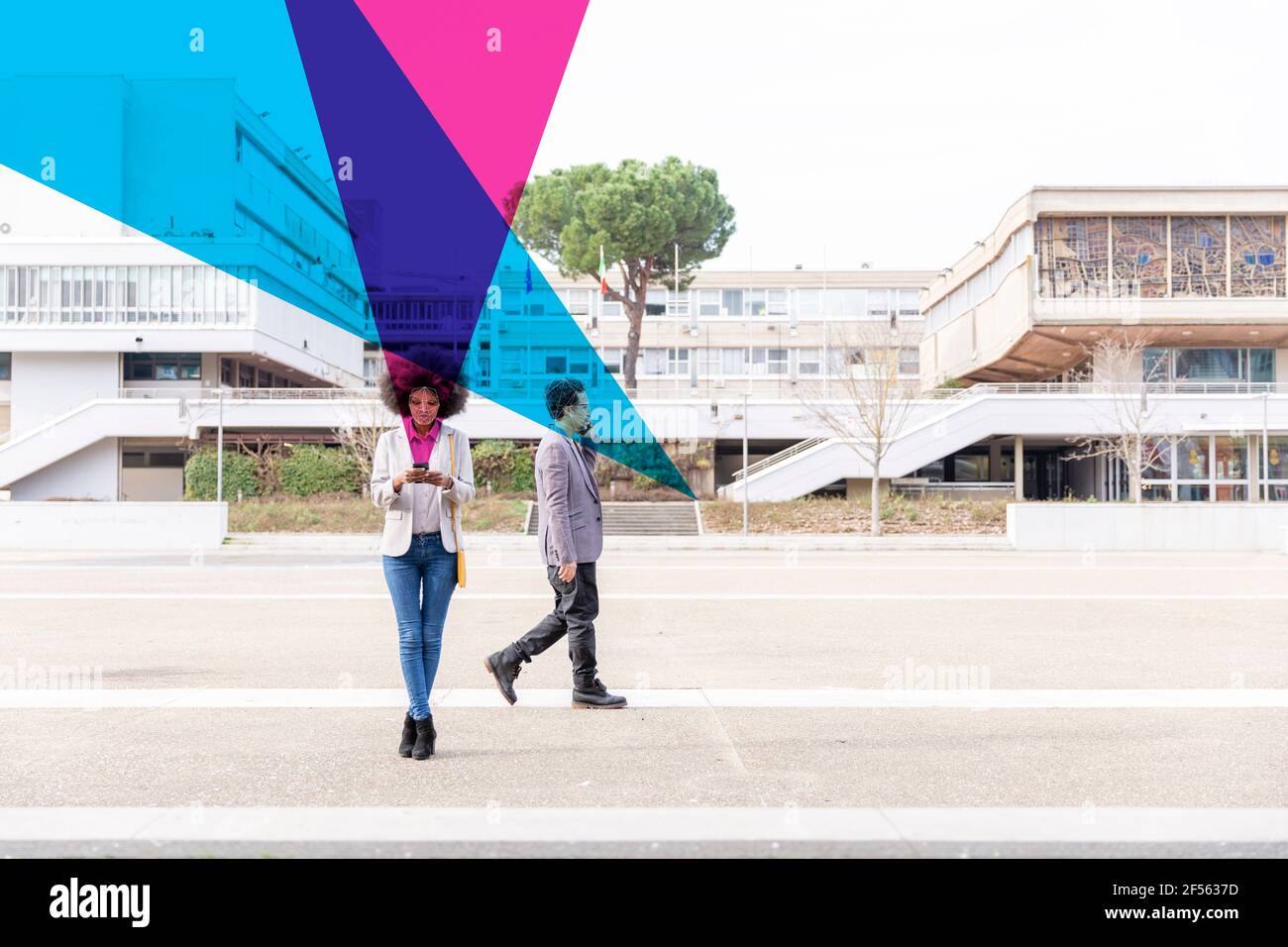 Visualizzazione grafica degli effetti di riconoscimento facciale che coprono l'uomo e la donna utilizzo di smartphone all'aperto Foto Stock Visualizzazione grafica degli effetti di riconoscimento facciale che coprono l'uomo e la donna utilizzo di smartphone all'aperto Foto Stock
