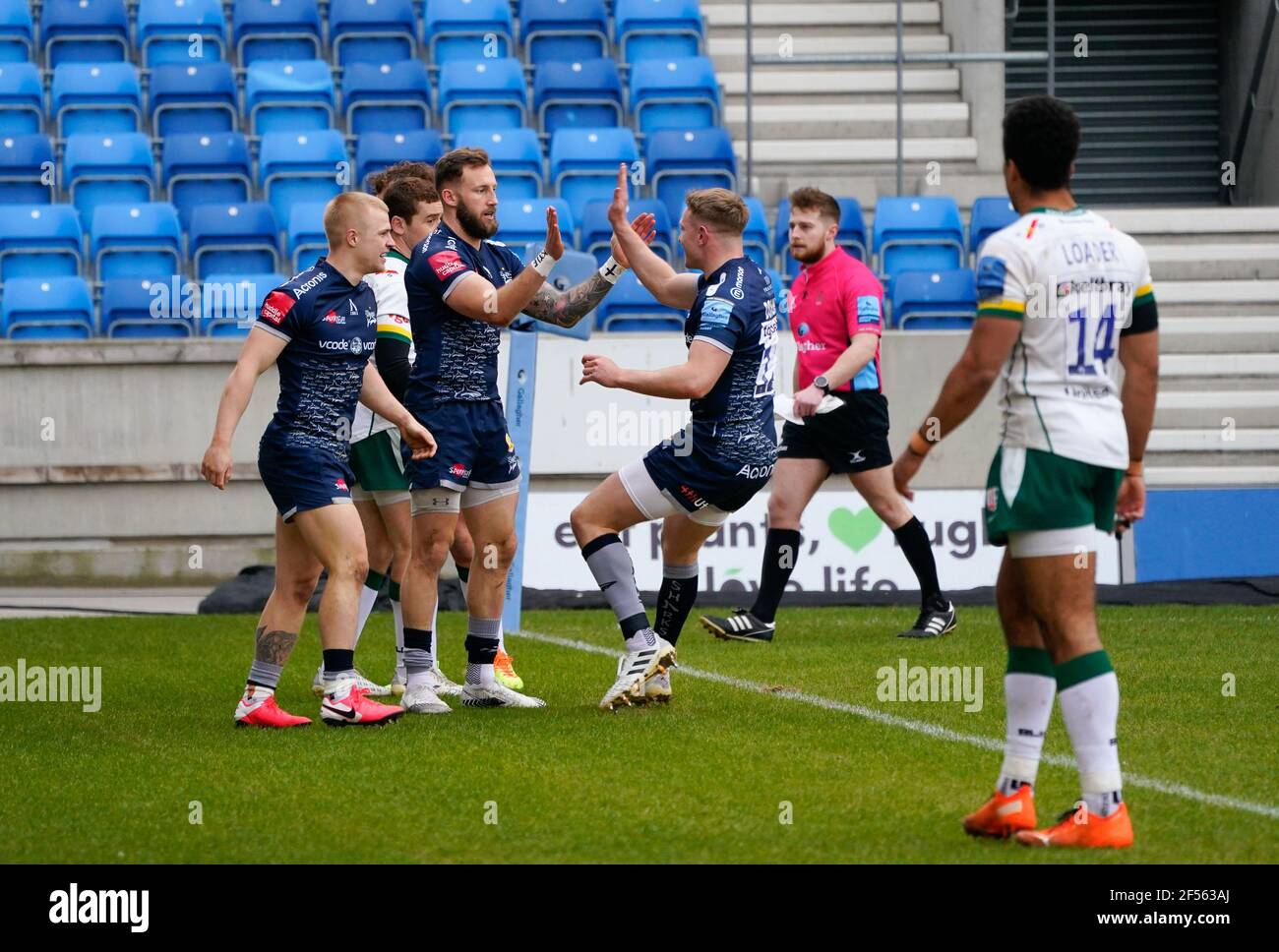 Vendita Sharks Center Conor Doherty festeggia con l'ala di prova Byron McGuigan durante una partita di rugby Union del 14 del Gallagher Premiership Round, domenica, marzo Foto Stock
