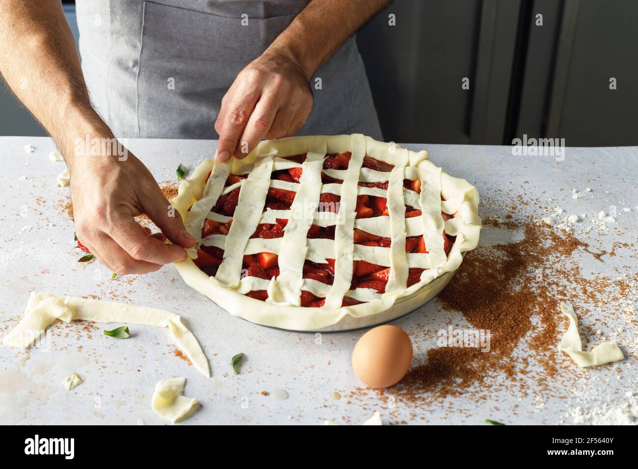 Preparazione delle fragole per la torta dolce alla fragola Foto Stock