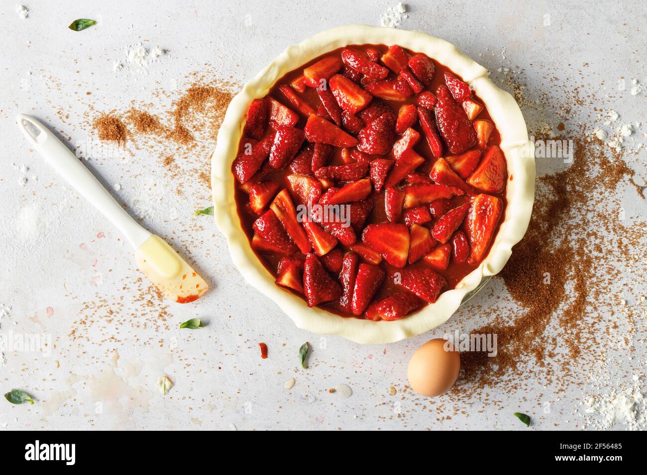 Preparazione delle fragole per la torta dolce alla fragola Foto Stock