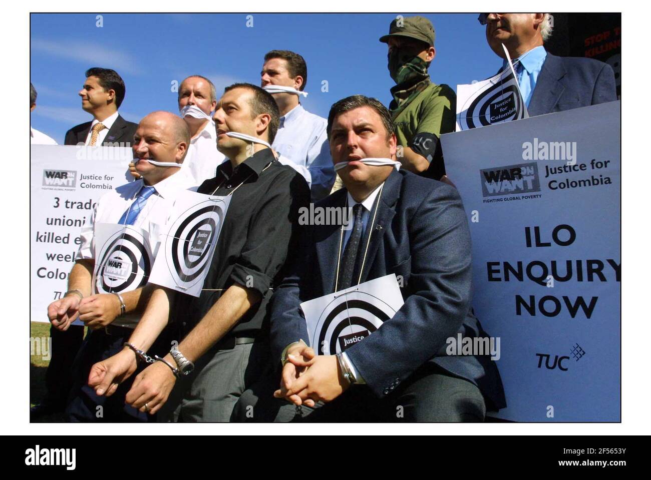 Giustizia per la Colombia........ I leader sindacali, un ex ministro e parlamentari manifestano fuori dal Parlamento per protesta contro i governi del Regno Unito e continuano a fornire assistenza militare alla Colombia. Davanti alla foto:da sinistra a destra Bob Crow (RMT), Jeremy Cear (NUJ) e Mick Rix (ASLEF) pic David Sandison 10/7/2003 Foto Stock