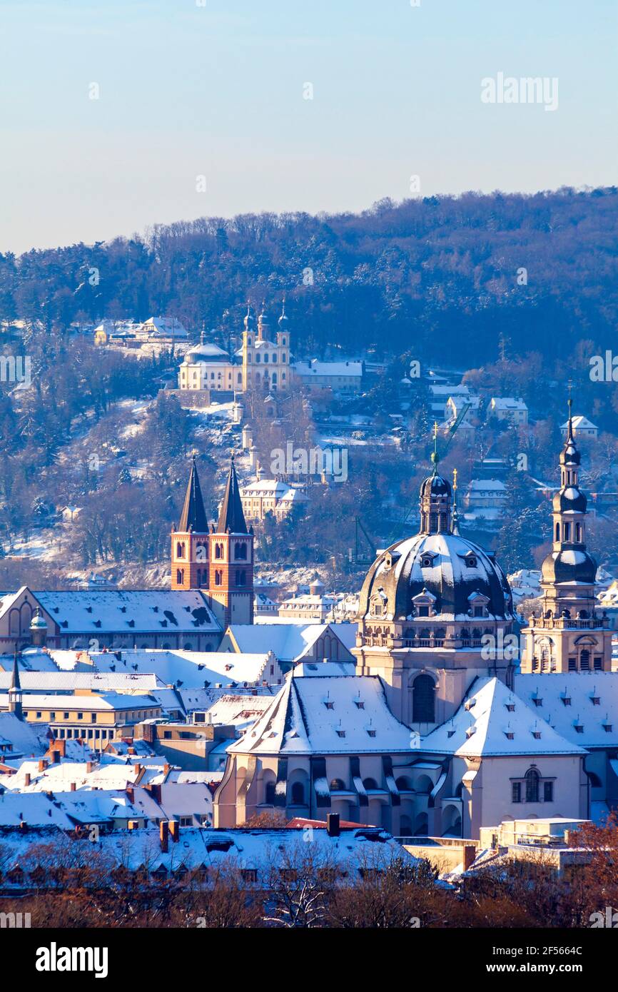Germania, Baviera, Wurzburg, Stift Haug chiesa e gli edifici circostanti in inverno Foto Stock