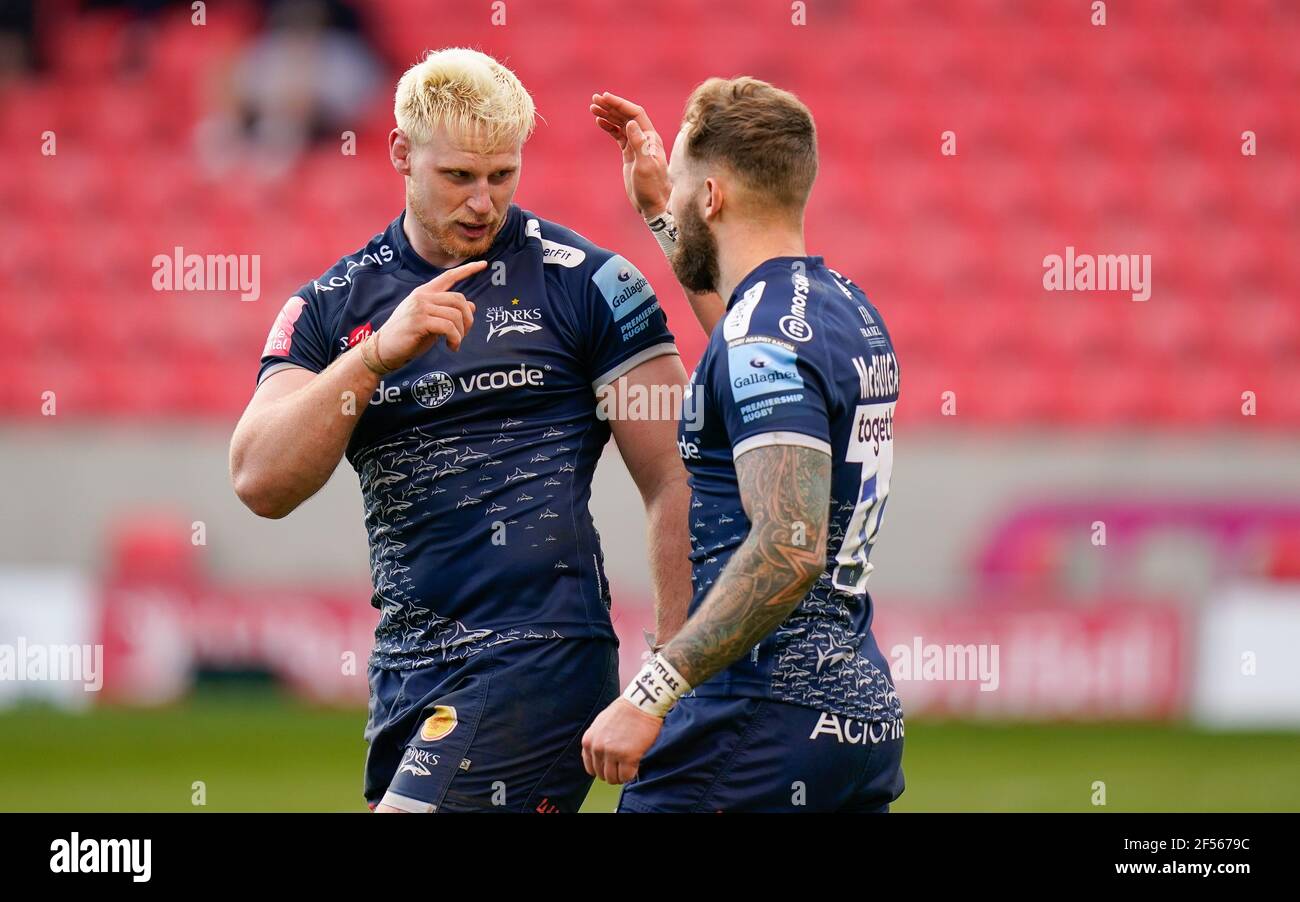 Vendita squali No.8 Jean-Luc Du Preez si congratula con sale Sharks Wing Byron McGuigan dopo la sua terza prova durante un Gallagher Premiership Turno 14 Rugby Union Foto Stock