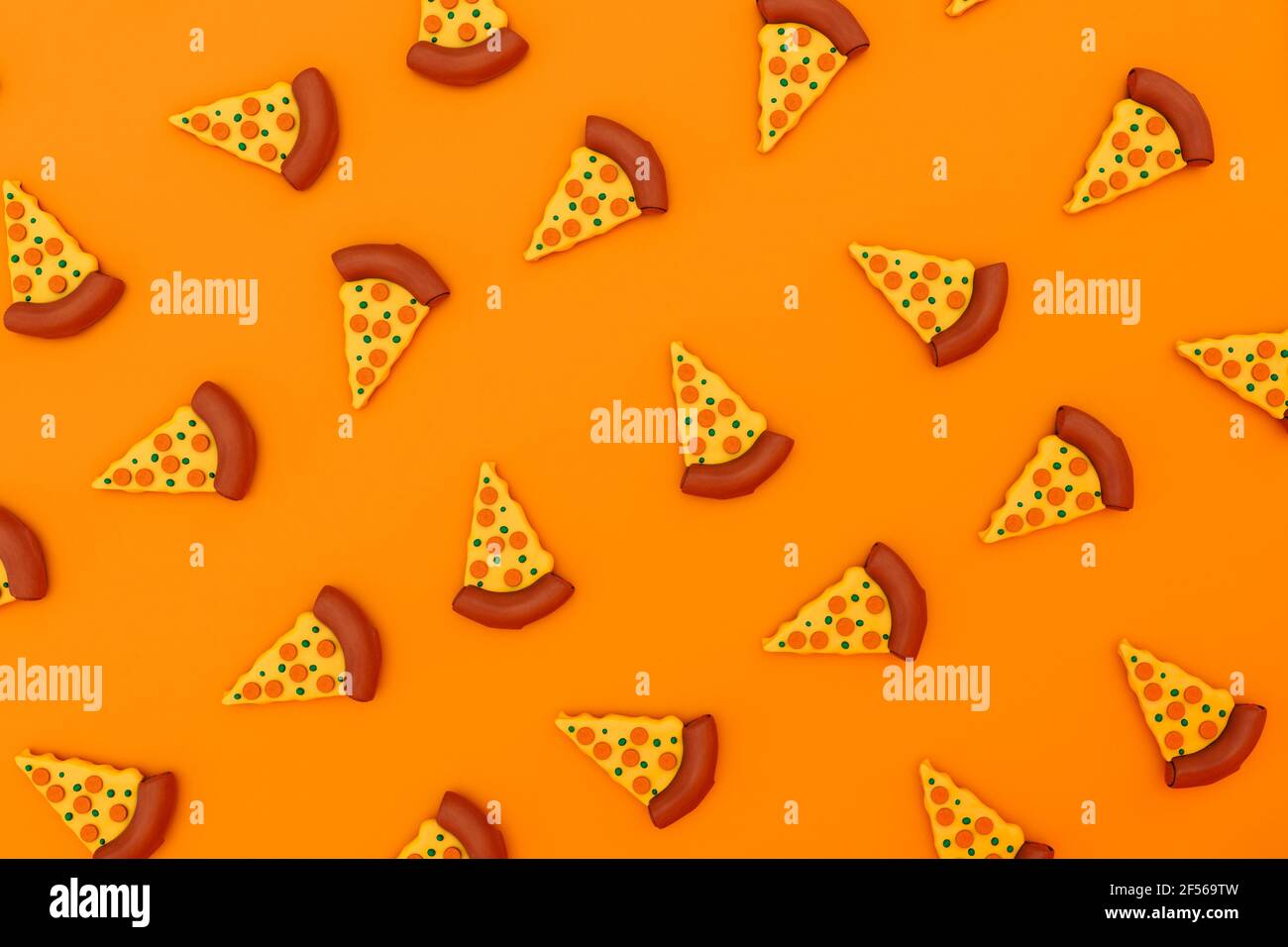 Rappresentazione tridimensionale delle fette di pizza su sfondo arancione Foto Stock