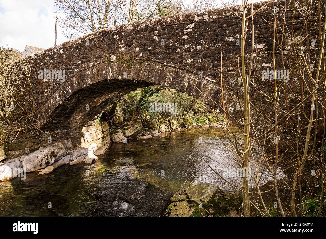 Ponte di pietra alla fine del lago Bassenthwaite Foto Stock