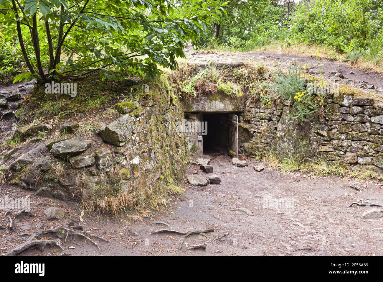 L'ingresso al Kercado Tumulus, un monumento megalitico vicino a Carnac, Bretagna, Francia Foto Stock