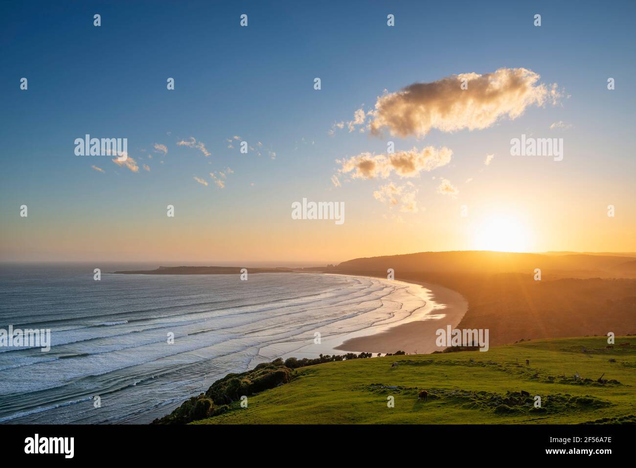Nuova Zelanda, Otago, vista panoramica della spiaggia di Tautuku della baia di Tautuku vista dal punto panoramico di Firenze al tramonto Foto Stock