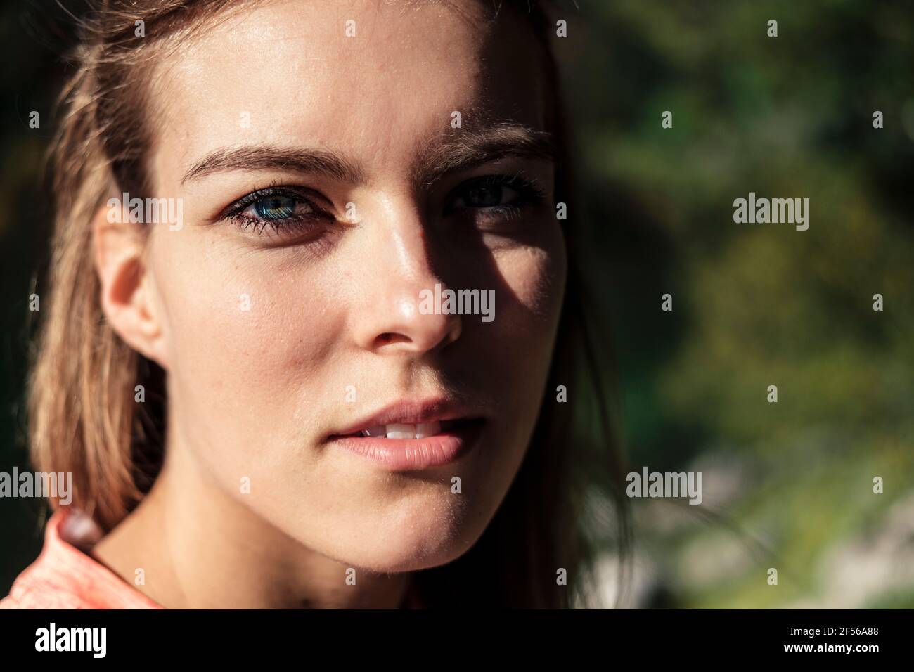 Bella donna con gli occhi blu Foto Stock