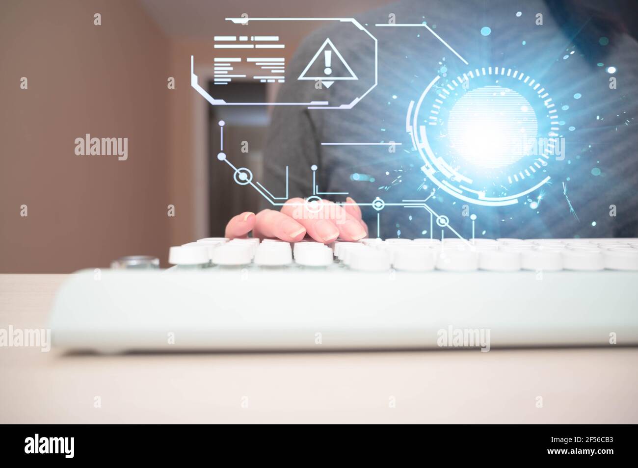 Primo piano donna che scrive su tastiera bianca. Programmazione, cyber sicurezza , dati, concetto di tecnologia avanzata del futuro. Foto Stock