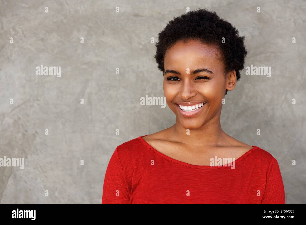 Ritratto di bella giovane donna nera con occhio e sorridente Foto Stock