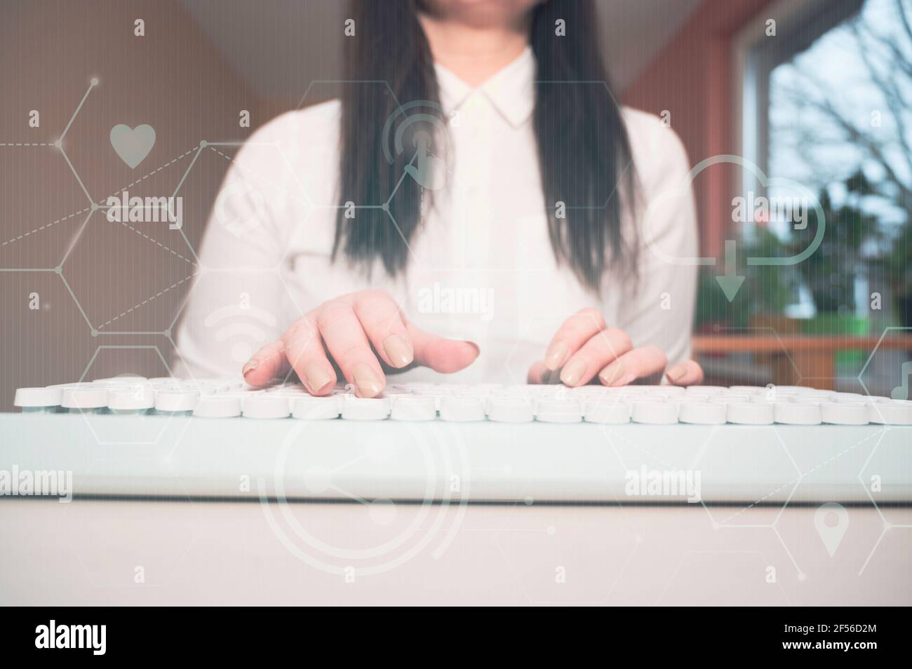 Primo piano donna che scrive su tastiera bianca. Programmazione, cyber sicurezza , dati, concetto di tecnologia avanzata del futuro. Foto Stock