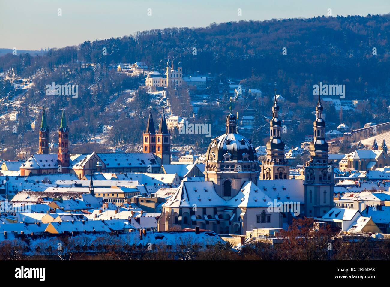 Germania, Baviera, Wurzburg, Stift Haug chiesa e gli edifici circostanti in inverno Foto Stock