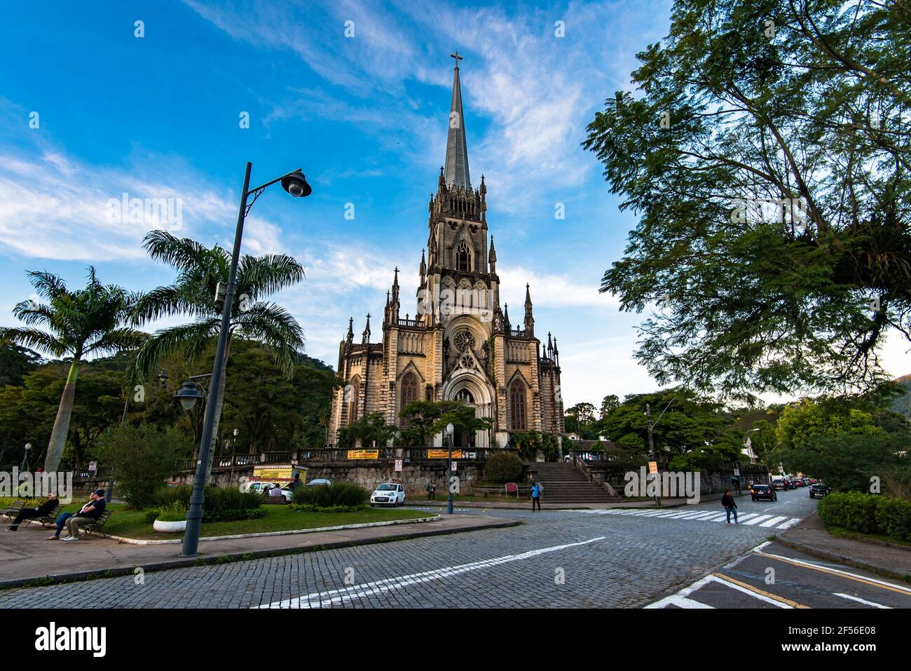 Petropolis, Brasile - 25 maggio 2017: La Cattedrale di São Pedro de Alcântara è una delle numerose attrazioni turistiche di Petropolis, città in montagna. Foto Stock