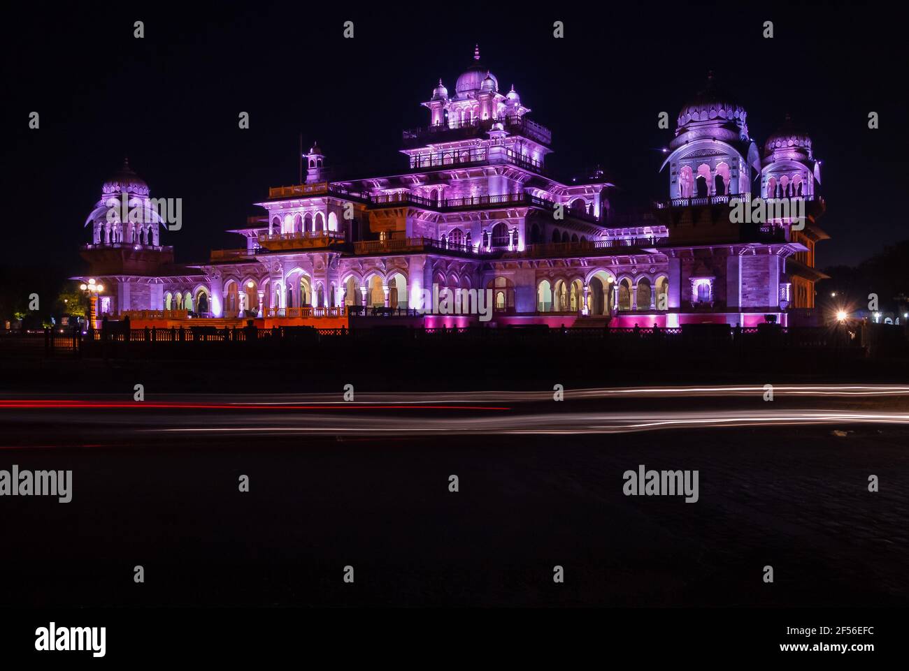 Vista notturna del museo Albert Hall dalla strada. Foto Stock