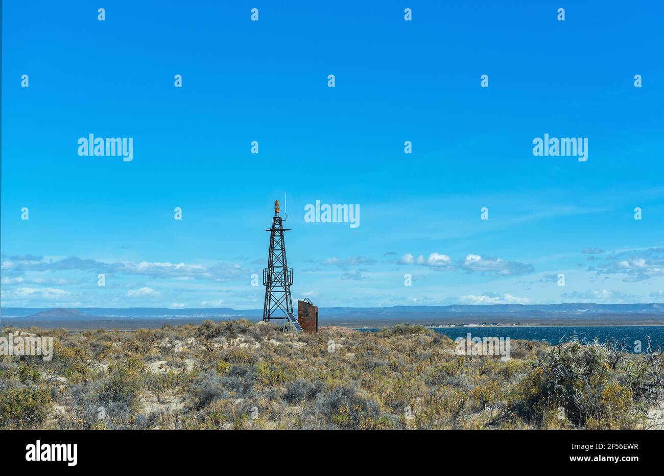 Piccolo faro, faro sulla spiaggia di Bahia Bustamante, Argentina Foto Stock