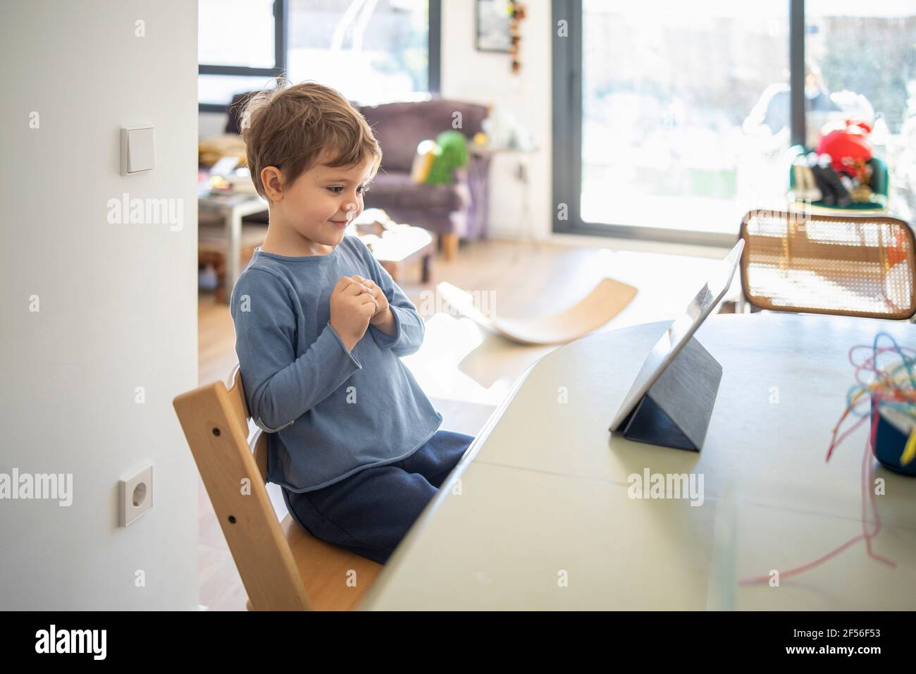 Ragazzi che imparano attraverso il tablet digitale a casa Foto Stock
