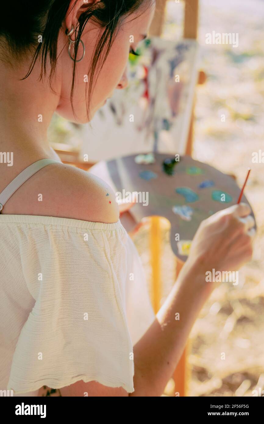 Giovane artista donna con pittura e tavolozza Foto Stock