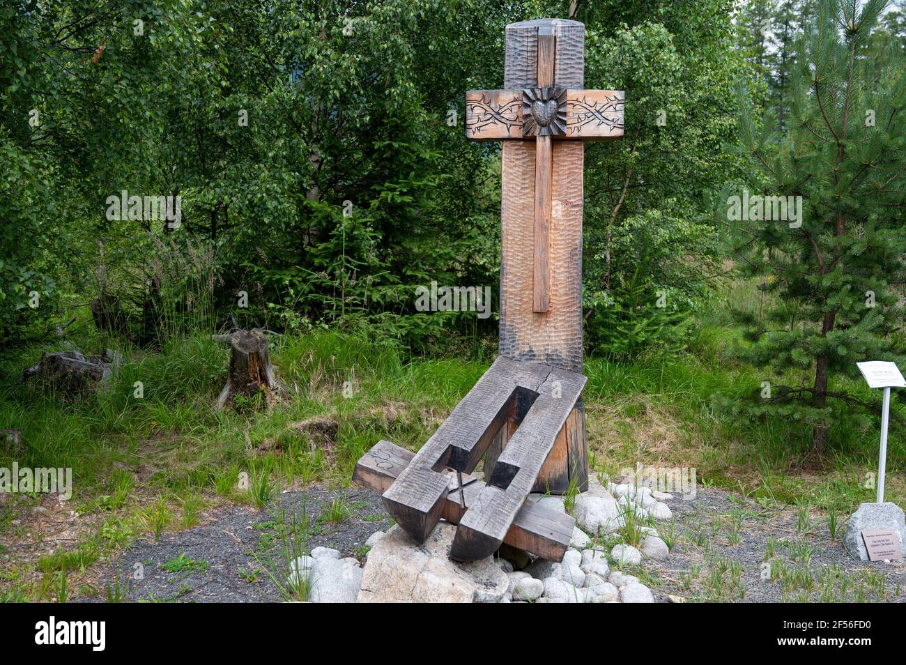 Stazione IX della Via Crucis: Gesù cade per la terza volta. Kalvária na Peknú vyhliadku. Starý Smokovec, Slovacchia. 2020-07-27. Foto Stock