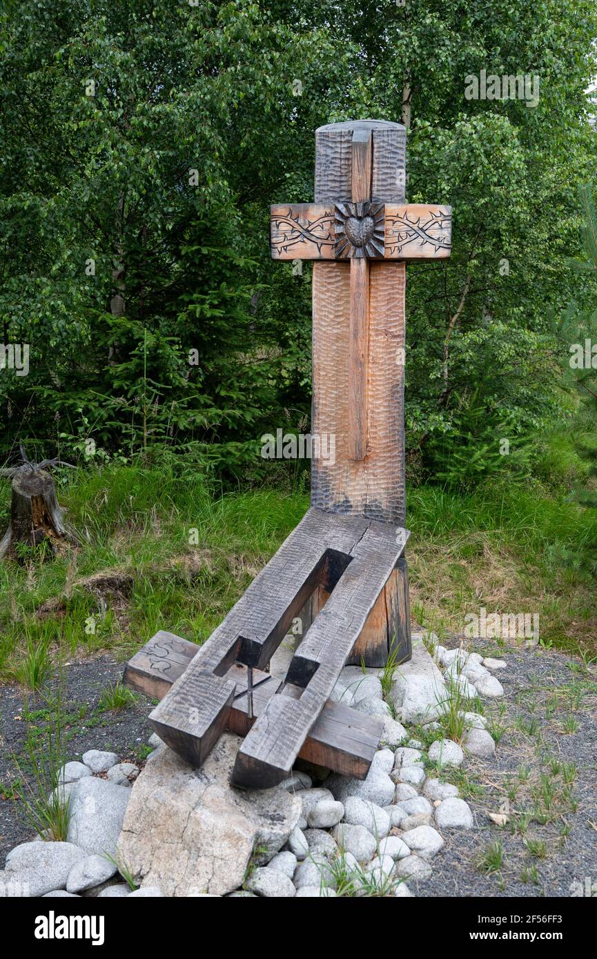 Stazione IX della Via Crucis: Gesù cade per la terza volta. Kalvária na Peknú vyhliadku. Starý Smokovec, Slovacchia. 2020-07-27. Foto Stock
